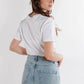 Camiseta blanca 100% algodón ecológico con mujer de espaldas