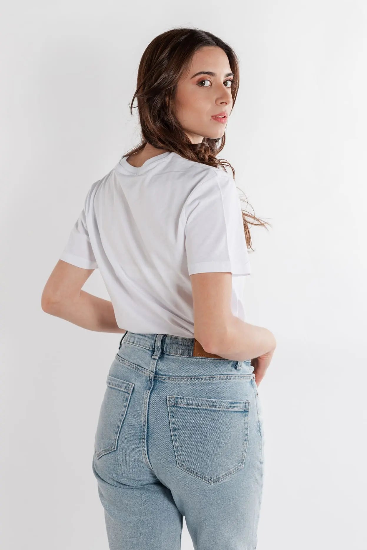 Camiseta blanca 100% algodón ecológico con mujer de espaldas